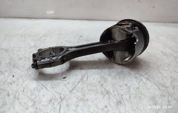KIA Sportage Piston with connecting rod