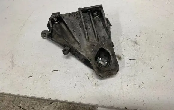 BMW X5 E70 Engine mounting bracket 6790022