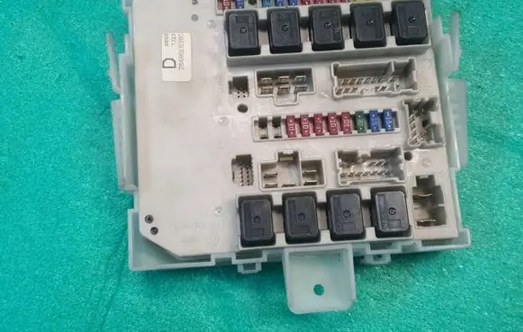 Nissan Navara D40 Fuse module 284B6EB30C