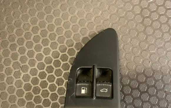 Volkswagen PASSAT B5.5 Fuel tank opening switch 1J0959833A