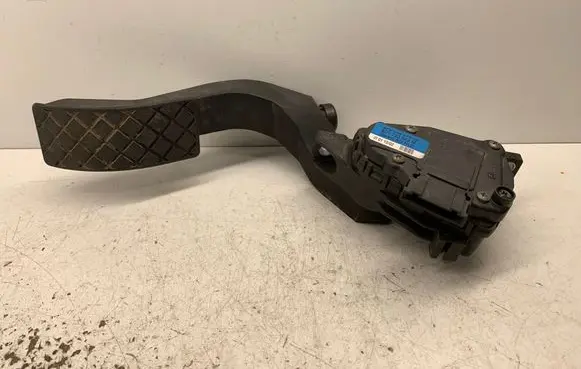 Accelerator throttle pedal