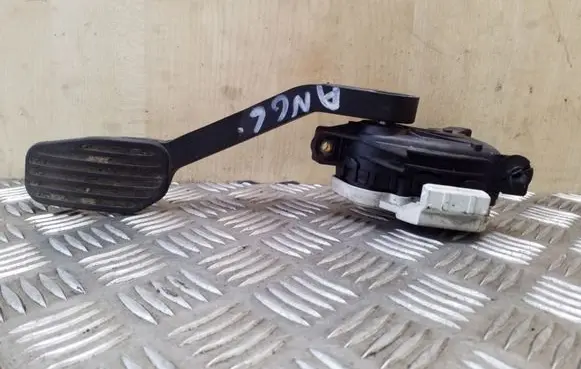 Volvo V70 Accelerator throttle pedal 30683517 6PV00853714