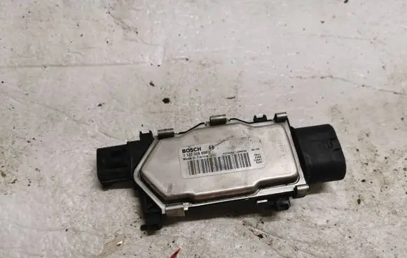 Mercedes-Benz B W246 W242 Fan control module 1137328656