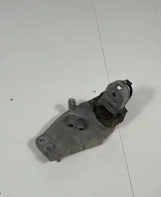 Toyota RAV 4 (XA50) Engine mounting bracket