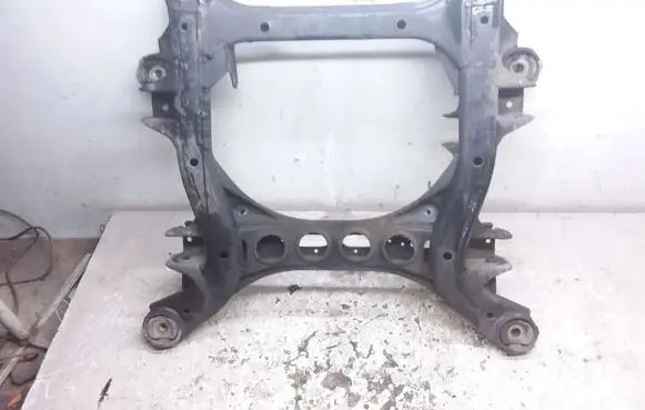 Volkswagen Touareg I Front subframe