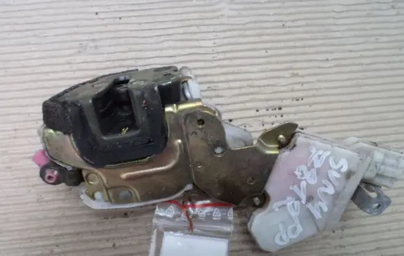 Nissan Sunny Front door lock