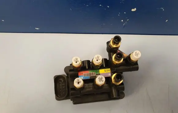 Audi Q7 4M Air suspension valve block 4M0616013 4M0616013A 4M0616013B