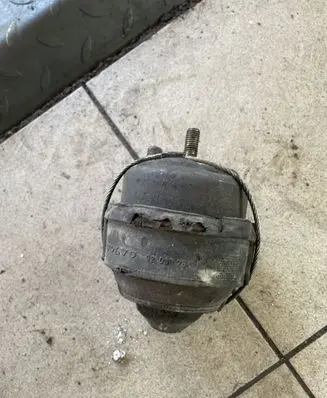 Volvo V70 Engine mount bracket