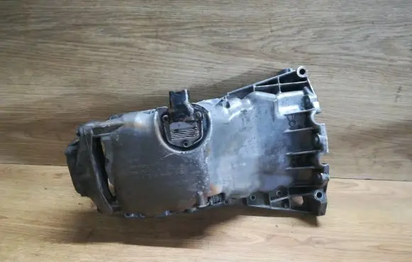 Volkswagen PASSAT B5.5 Oil sump 06B103603N 018114
