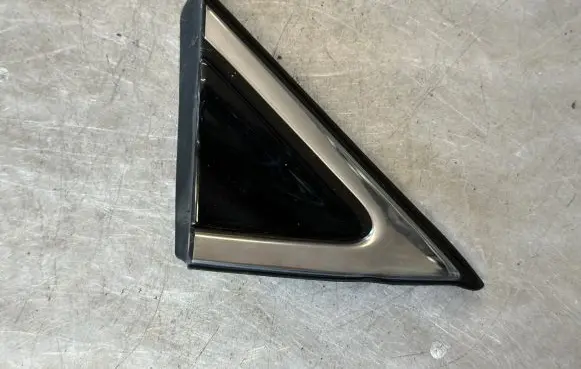 Hyundai Santa Fe Front door glass trim molding 861902W000