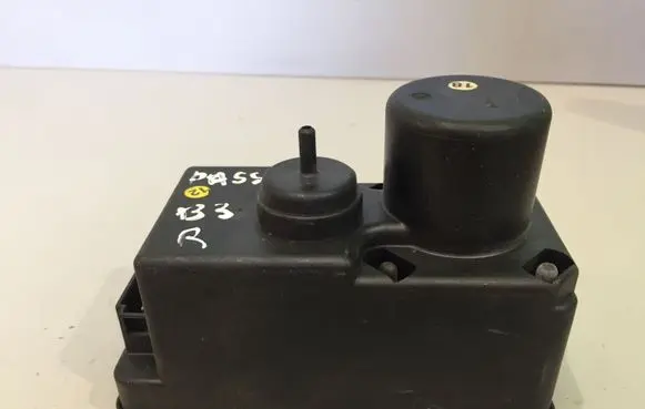Volkswagen PASSAT B3 Central locking vacuum pump 357862257