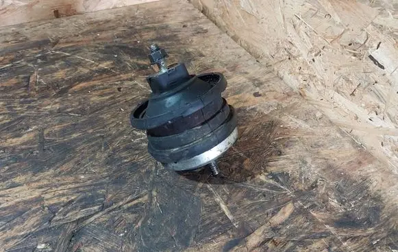 BMW 5 E39 Engine mount bracket 6751281