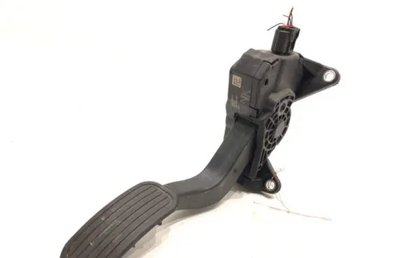 Accelerator throttle pedal