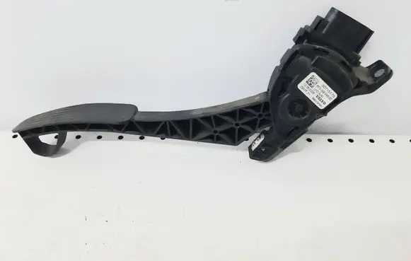 Volvo V70 Accelerator throttle pedal 30715175