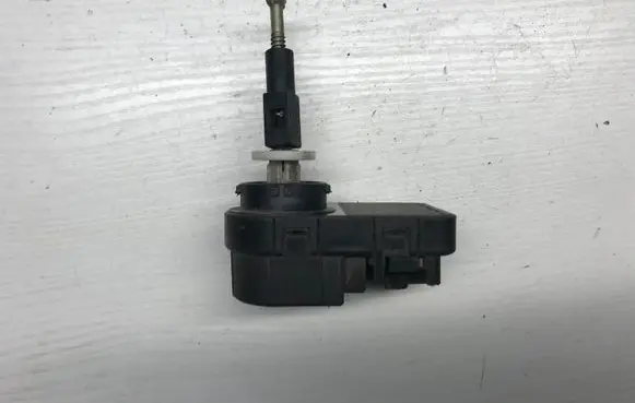 Mercedes-Benz E W210 Headlight level adjustment motor 00745700