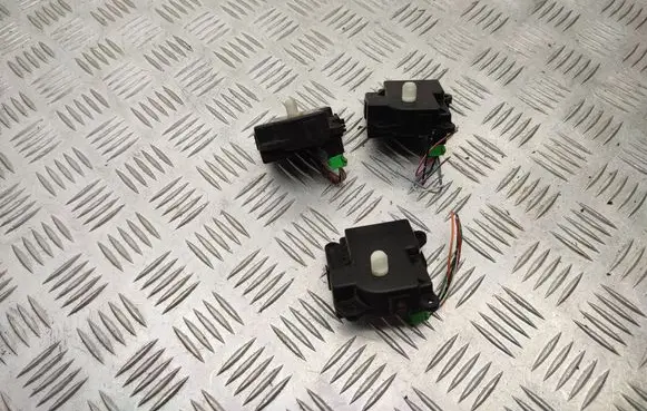 Suzuki Grand Vitara II Air flap motor/actuator CSA512T009