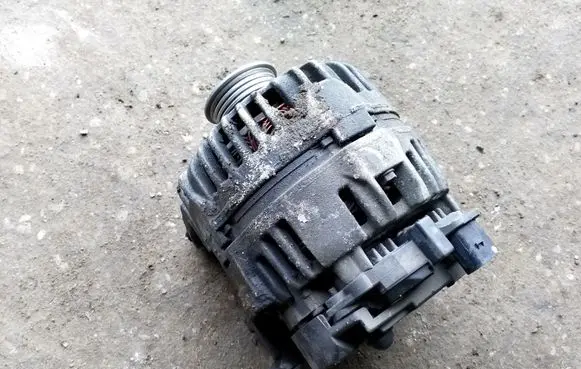 Volkswagen Golf V Generator/alternator 03C903023D
