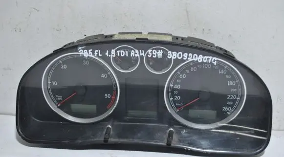 Volkswagen PASSAT B5.5 Speedometer (instrument cluster) 3B0920807G