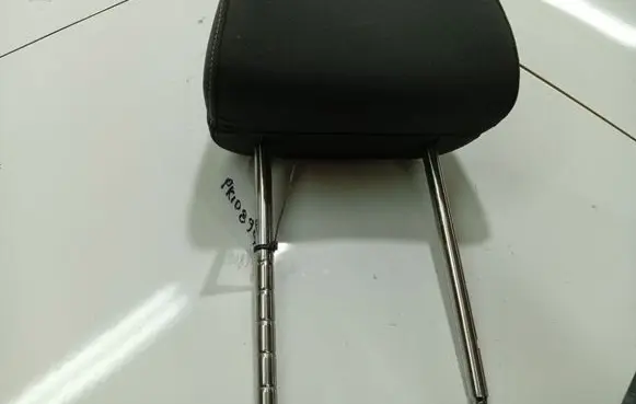 Volkswagen Golf V Front seat headrest 