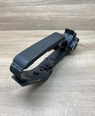 Mercedes-Benz E W211 Accelerator throttle pedal A2113000504 A2033010001