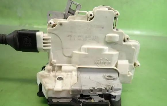 Audi A3 S3 8P Rear door lock 4F0839015