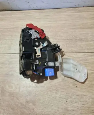Volkswagen Golf VI Rear door lock 7l0839015d