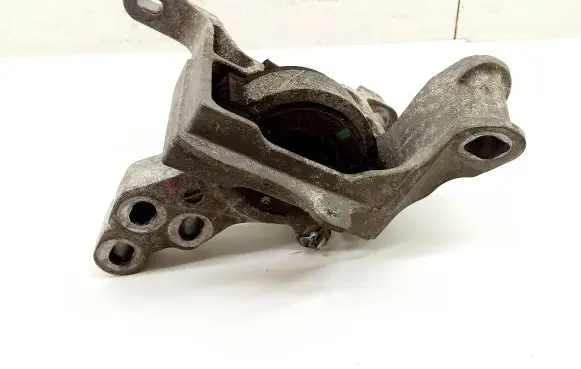 Mazda 2 Engine mount bracket