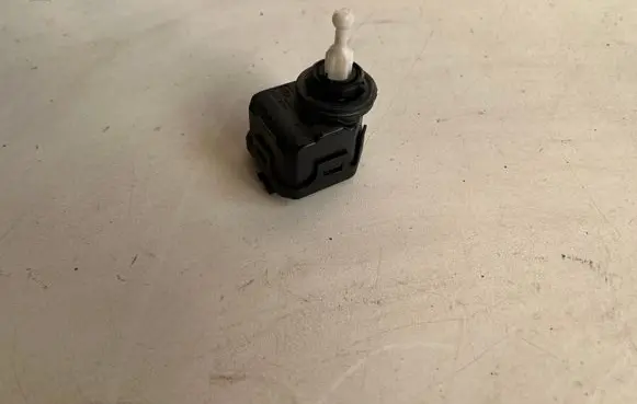 Headlight level adjustment motor