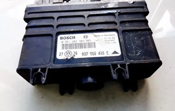 Volkswagen Golf III Engine control unit/module 0261203304 032906026E