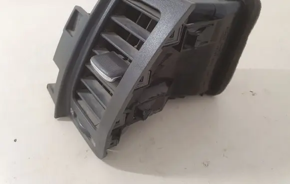 Nissan X-Trail T31 Dash center air vent grill 68750JG00A