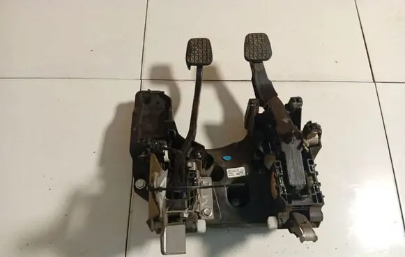 Opel Insignia A Clutch pedal 13228166