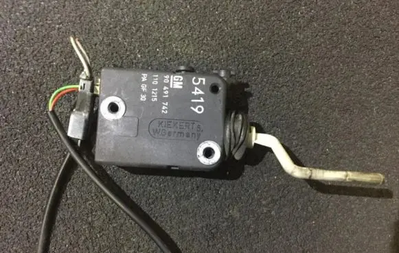 Opel Omega B1 Central locking motor 90491742 1101215
