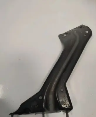 Audi Q5 SQ5 Fender mounting bracket 8R0821136