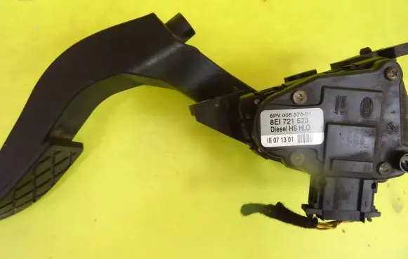 Audi A4 S4 B5 8D Accelerator throttle pedal 8EI721523