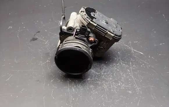 Mercedes-Benz Vito Viano W639 Throttle valve 6420900270 0281002894