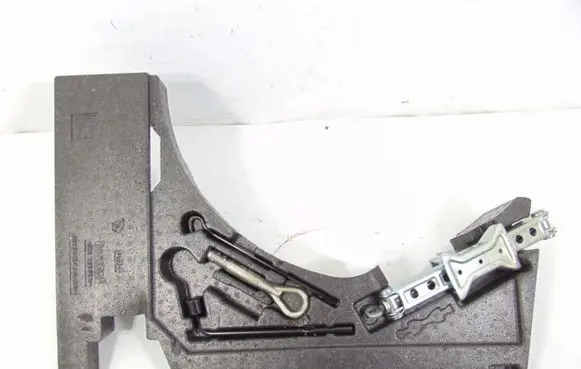 Nissan Qashqai Spare wheel mounting bracket 