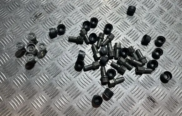 Audi A3 8Y Anti-theft wheel nuts and lock VW23625