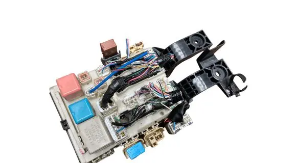 Toyota Urban Cruiser (XP110) Fuse box set 8273052F20 9J270853 1086