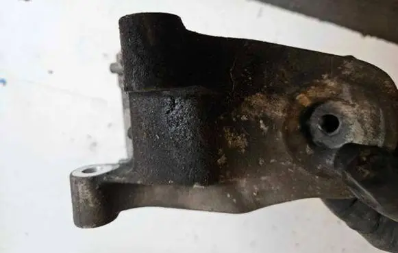 Volvo XC90 Engine mounting bracket 30680588