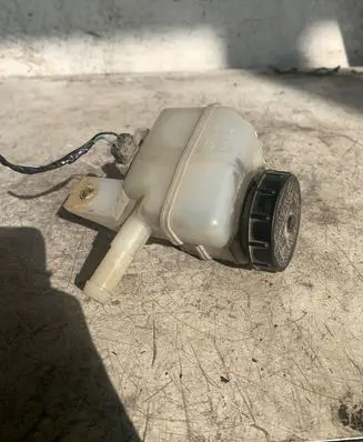 Nissan Quest Brake fluid reservoir 