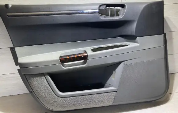 Chrysler 300 - 300C Front door card panel trim