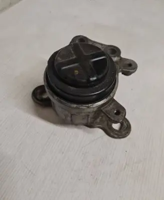 Ford Mondeo Mk III Engine mount bracket 2S716F012AD