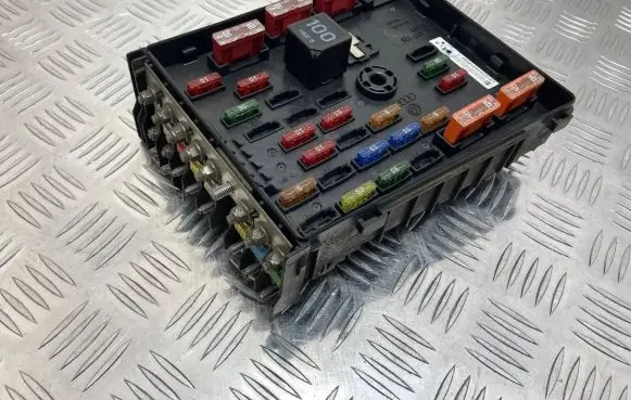Volkswagen PASSAT B6 Fuse module 3C0937125