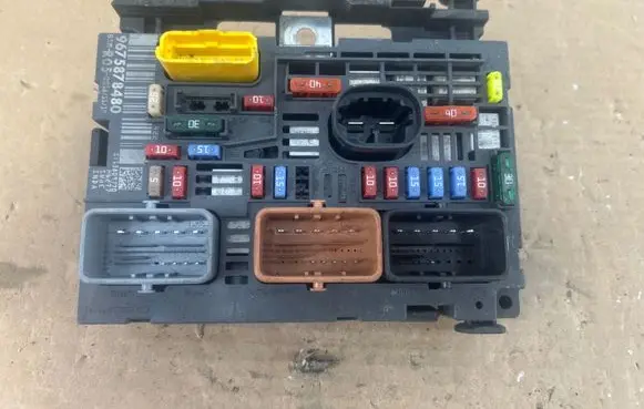 Peugeot 308 Fuse module 9675878480 13809770