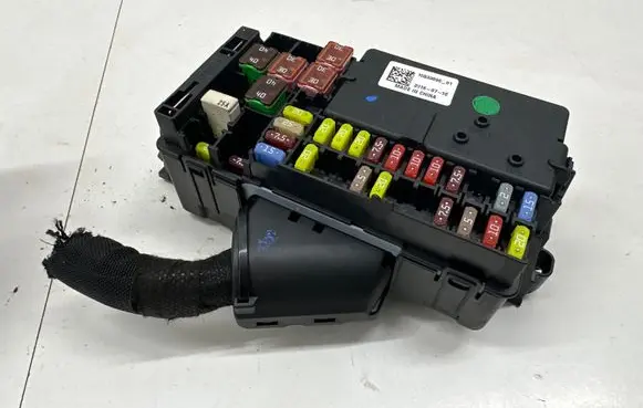 Opel Astra K Fuse module 15533696