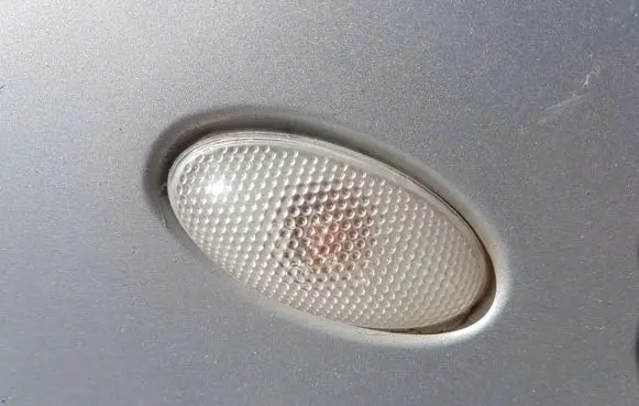 Front fender indicator light