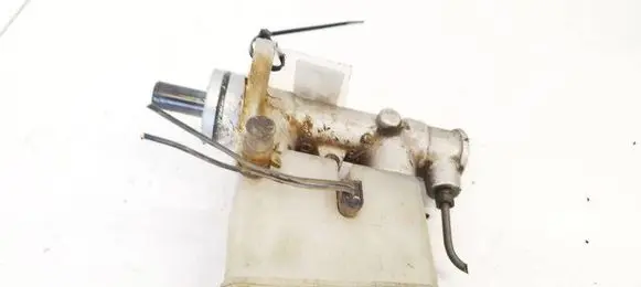 Mazda 323 Brake fluid reservoir 