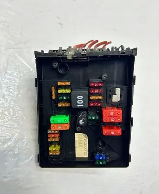 Volkswagen Golf VII Relay mounting block 