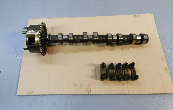 Opel Zafira C Camshaft 55552231