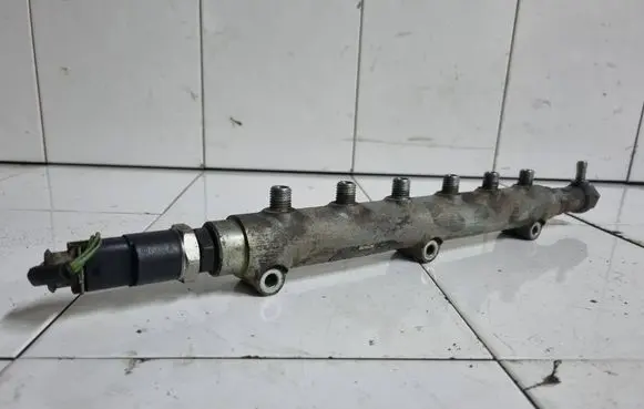 Volvo V70 Fuel main line pipe 8658252 0445215010